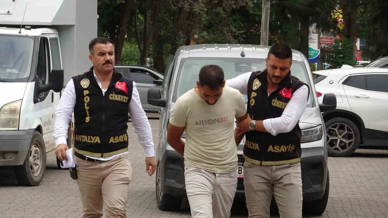 POLİSE TESLİM OLAN ŞAHIS “KASTEN ÖLDÜRME VE CİNSEL SALDIRI” SUÇLAMASIYLA ÇIKARILDIĞI MAHKEMECE...
