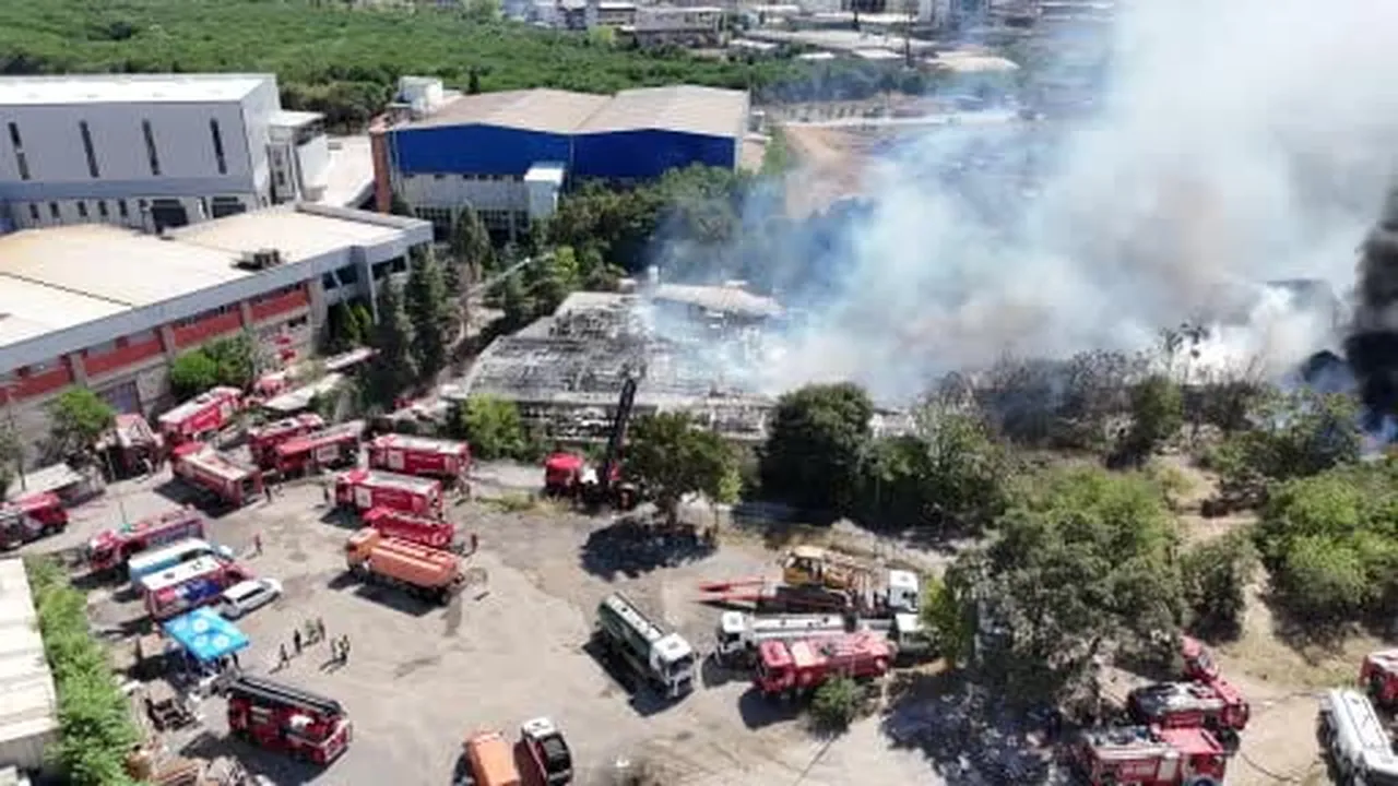 Tuzla'daki fabrika yangını kısmi olarak kontrol altına alındı