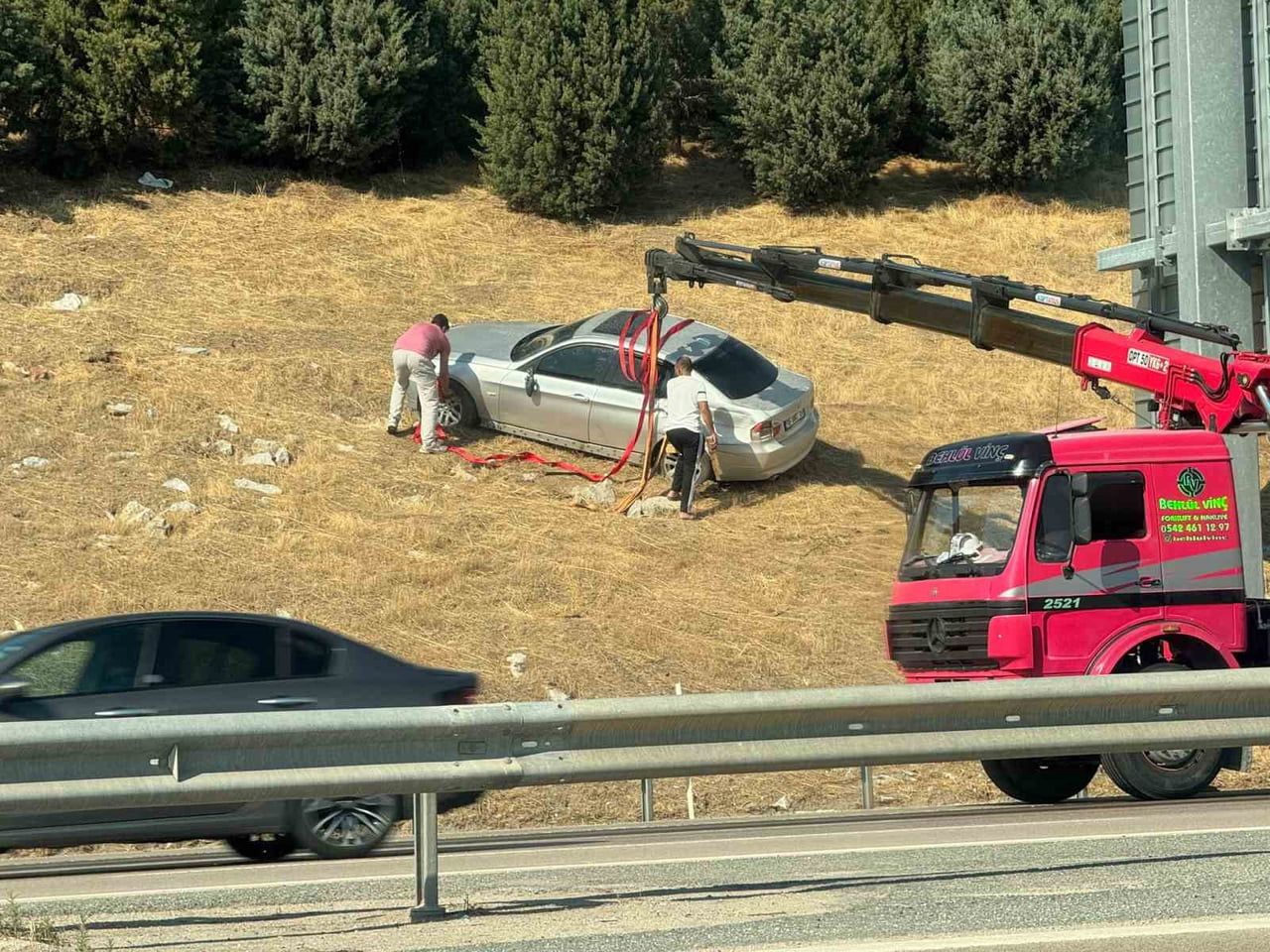 BURSA’DA SÜRÜCÜSÜNÜN DİREKSİYON HAKİMİYETİNİ KAYBETTİĞİ OTOMOBİL, BARİYERLERİ AŞARAK BOŞ TARLAYA...