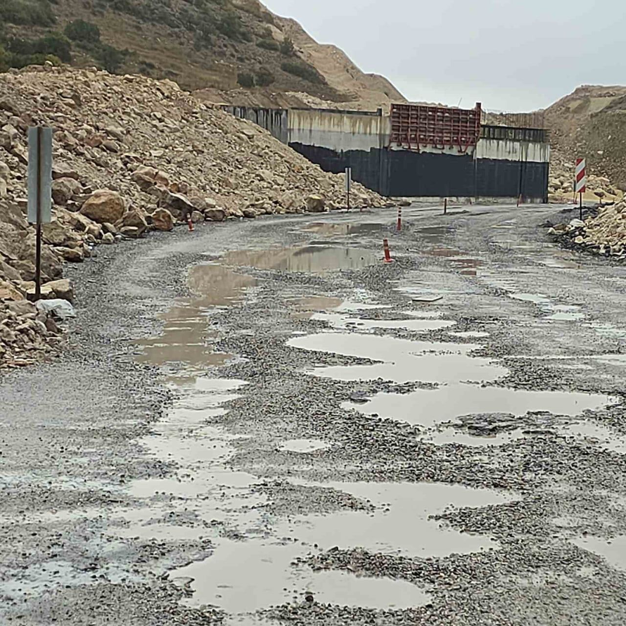 ESKİŞEHİR'DE ADETA KÖSTEBEK YUVASINA DÖNEN SEYİTGAZİ-KIRKA BAĞLANTI YOLUNUN ONARILMASI TALEP...