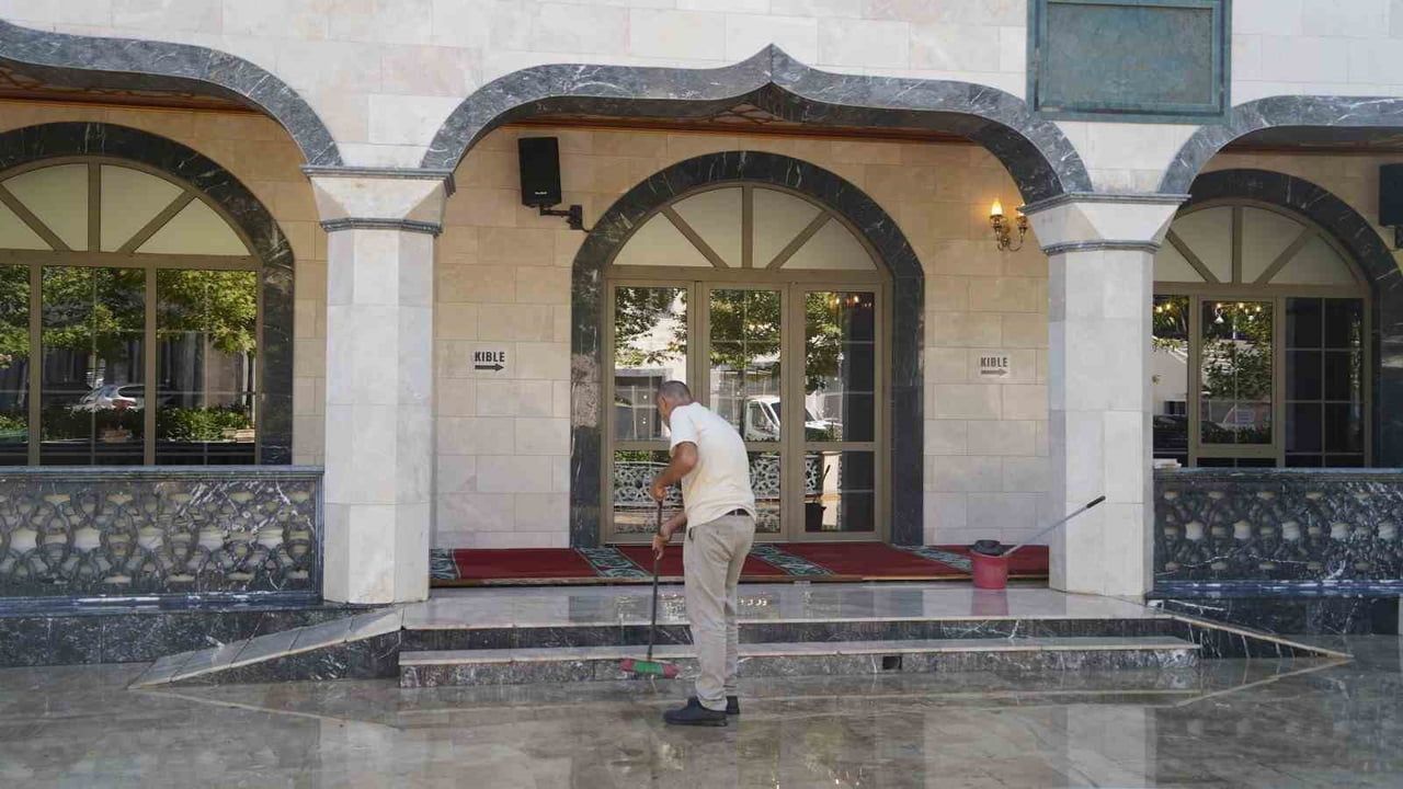 YUNUSEMRE BELEDİYESİ, İLÇE GENELİNDEKİ İBADETHANELERDE TEMİZLİK ÇALIŞMALARINI SÜRDÜRÜYOR....