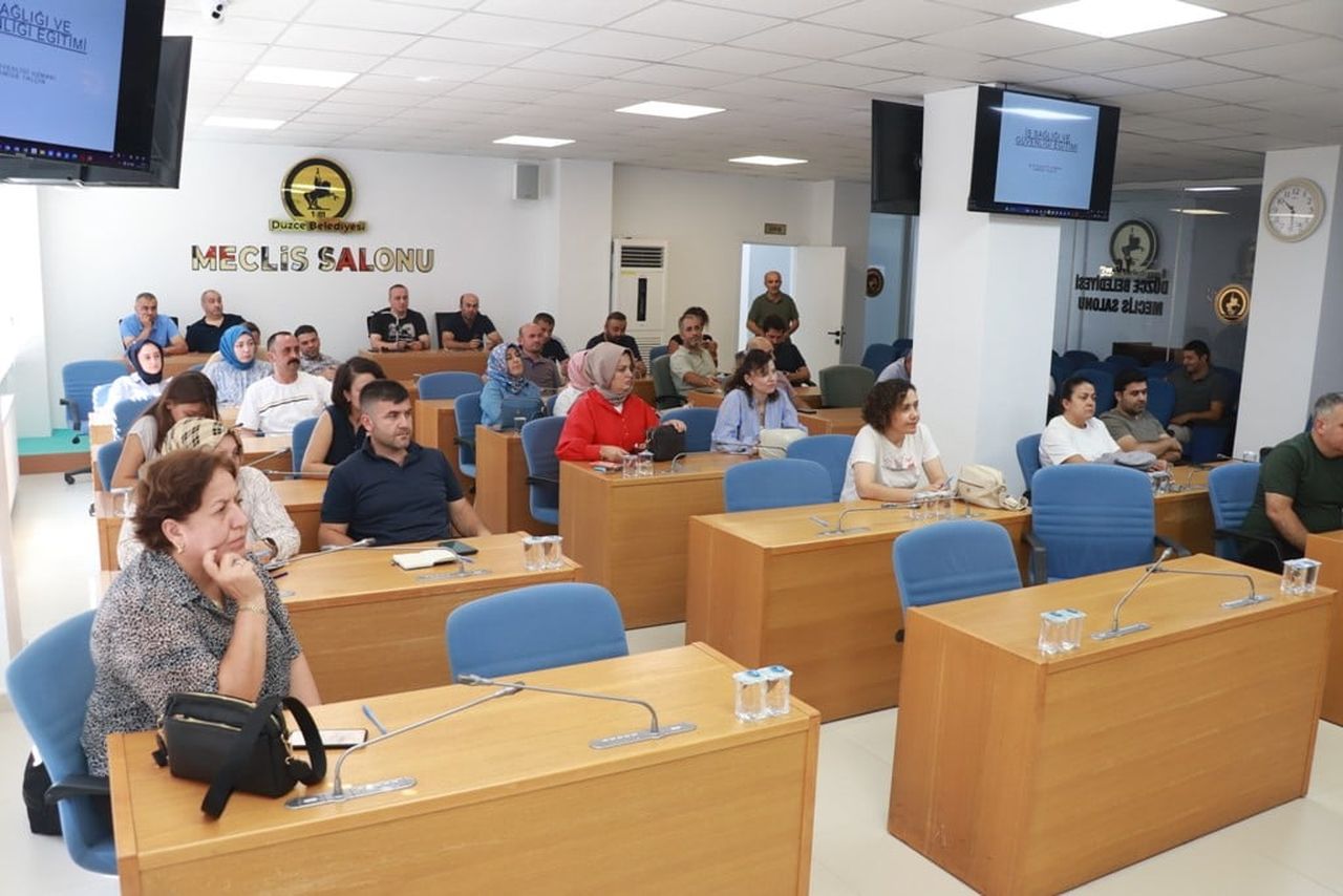 DÜZCE BELEDİYESİ, ÇALIŞANLARIN İŞ GELİŞTİRME VE GÜVENLİK KONULARINDA BİLGİLENDİRİLMESİ AMACIYLA...