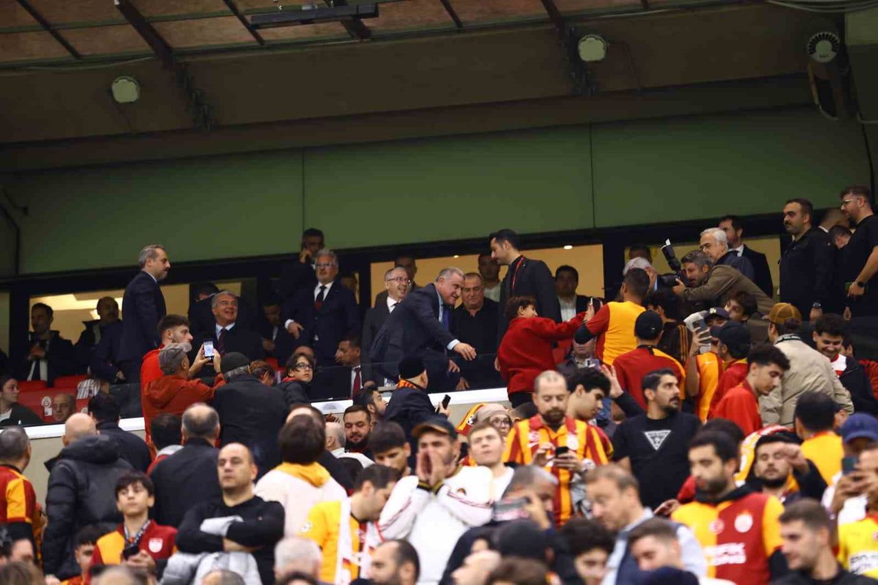 GENÇLİK VE SPOR BAKANI OSMAN AŞKIN BAK, GALATASARAY-BARCELONA MAÇINI STADYUMDAN TAKİP ETTİ