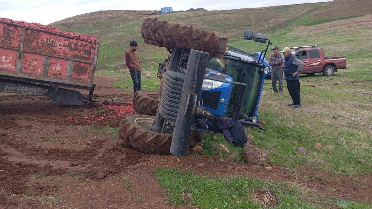GAZİANTEP'İN İSLAHİYE İLÇESİNDE KONTROLDEN ÇIKAN TRAKTÖRÜN DEVRİLMESİ SONUCU YARALANAN OLMAZKEN...