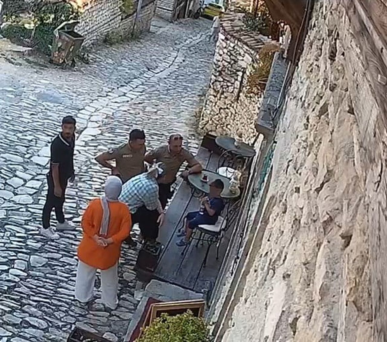 GÜLŞEN YILMAZ'IN KAYBOLAN ÇOCUĞU FARK EDEREK YANINA ALDIĞI, GÜVENLİ BİR YERE GÖTÜRDÜĞÜ VE POLİS...