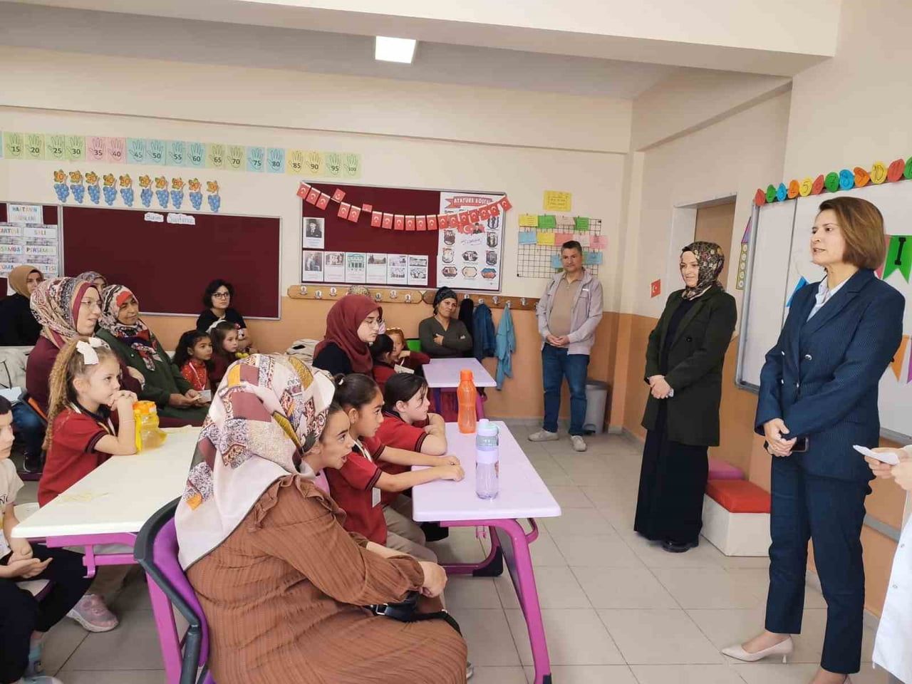 ALTINTAŞ’TA UYUM HAFTASI HEYECANI: MİNİK ÖĞRENCİLER OKULA İLK ADIMI ATTI