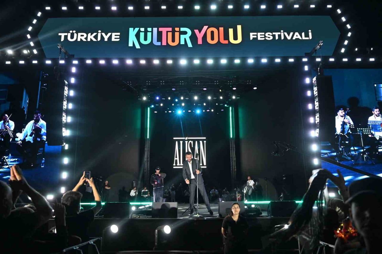 ALİŞAN, NEVŞEHİR KÜLTÜR YOLU FESTİVALİ'NDE SAHNE ALDI