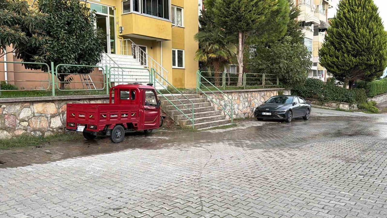 SAKARYA'NIN ADAPAZARI İLÇESİNDE, TAŞINDIĞI EVDE KALAN SON EŞYALARINI ALMAYA GELEN 35 YAŞINDAKİ...