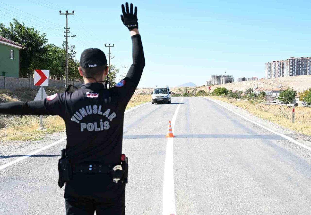 KARAMAN’DA POLİSİN SON BİR HAFTA İÇERİSİNDE GERÇEKLEŞTİRDİĞİ DENETİMLERDE ÇEŞİTLİ SUÇLARDAN ARANAN...