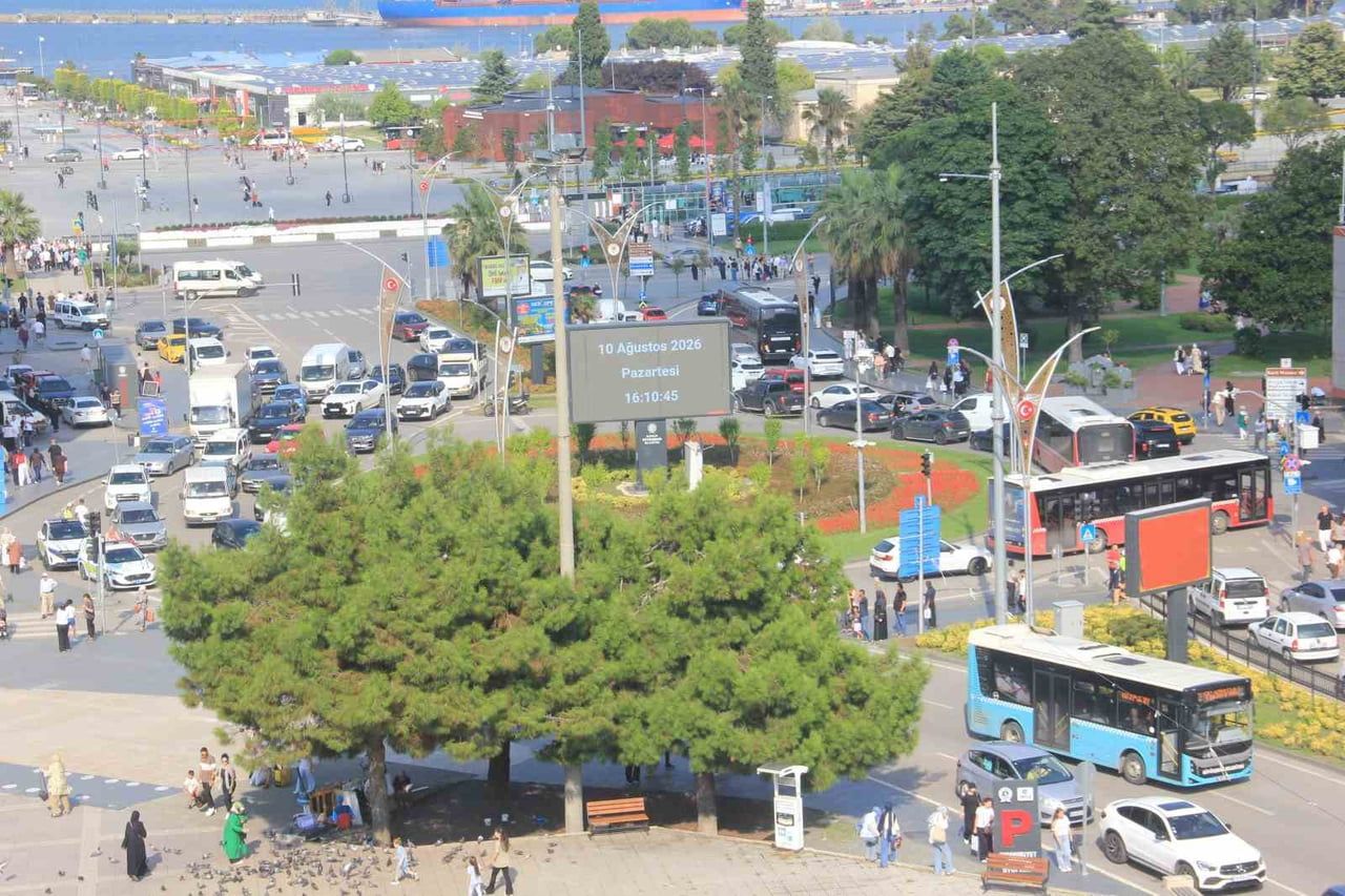 SAMSUN’DA HAFTANIN İLK GÜNÜNDE CUMHURİYET MEYDANI KAVŞAĞI'NDA YOĞUNLUK YAŞANDI. MEYDAN VE...