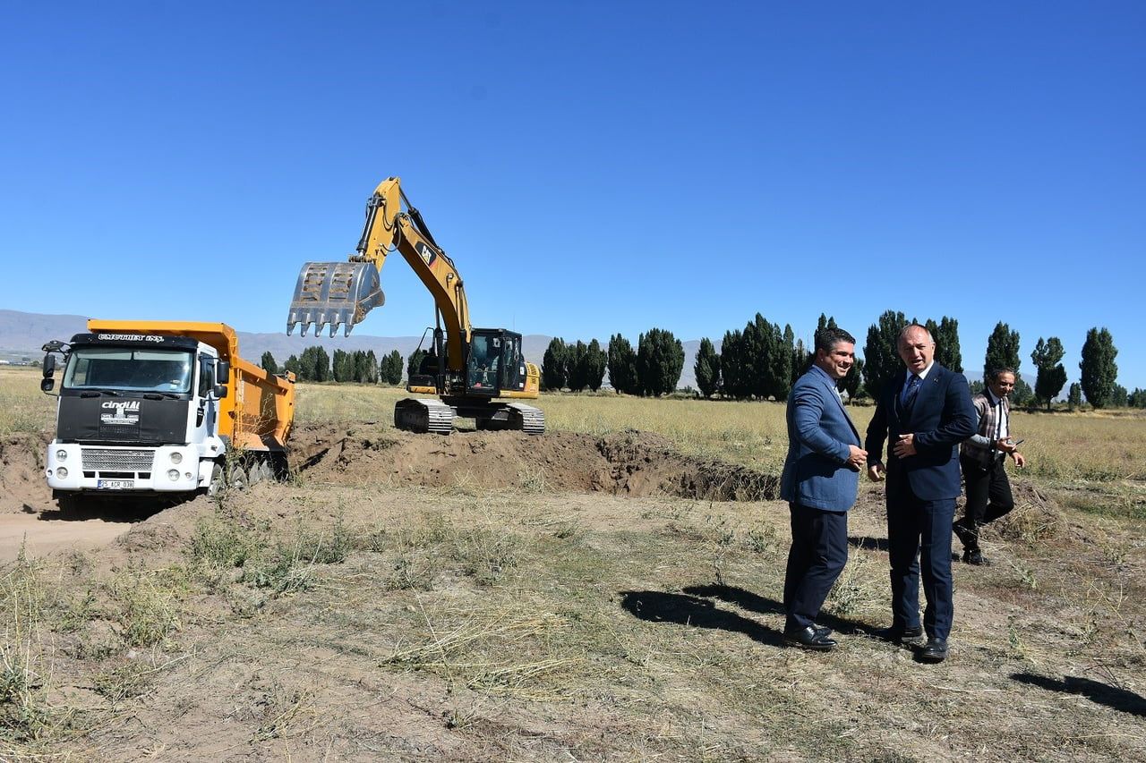 ERZURUM’UN YENİ SPOR KAMPÜSÜNÜN TEMELLERİ KAZILIYOR. GENÇLİK VE SPOR İL MÜDÜRÜ LEVENT ÇAKMUR İLE...