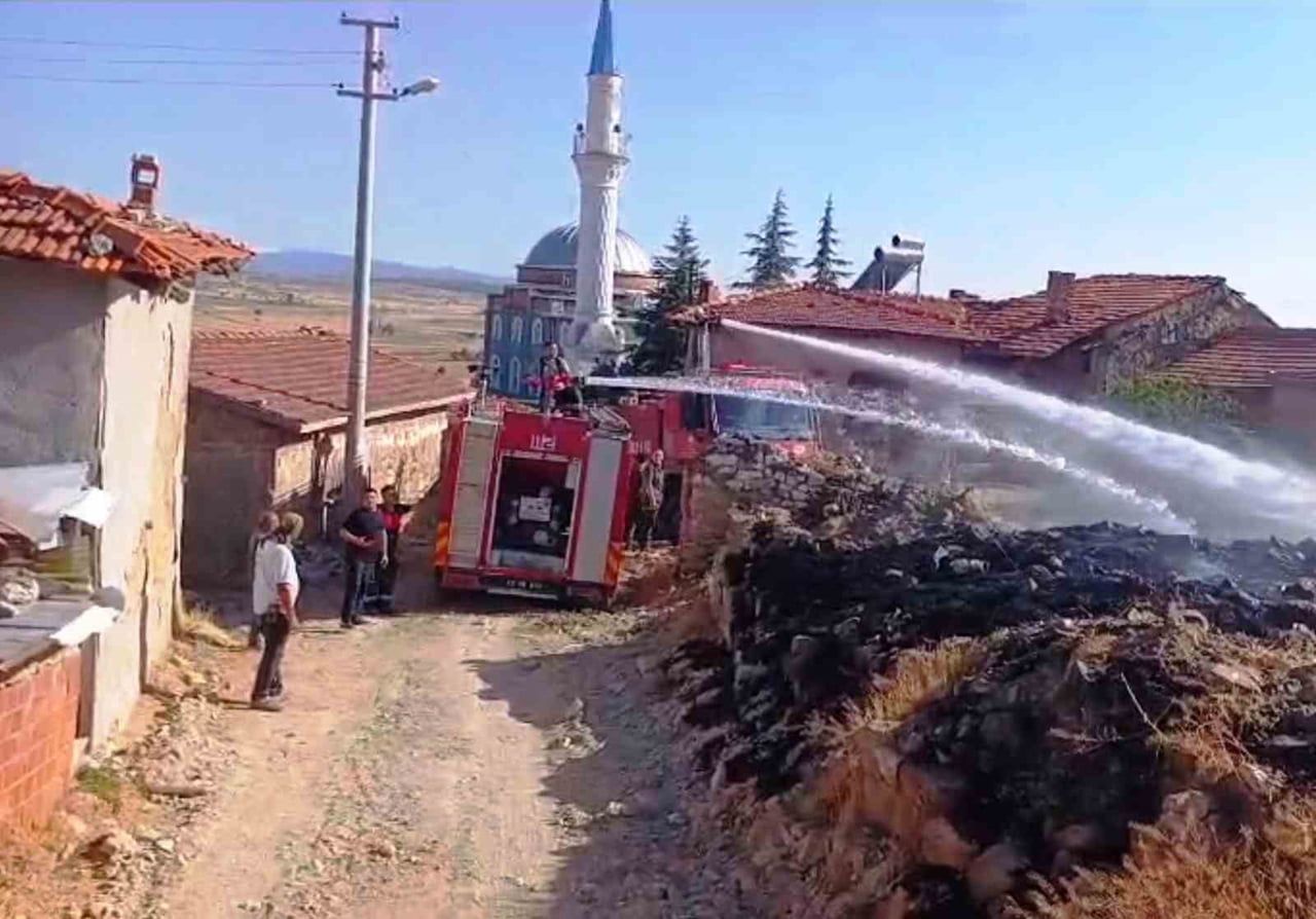 TAVŞANLI GÜMÜŞGÖLCÜK’TE YANGIN PANİĞİ: ALEVLER EVLERE ULAŞMADAN SÖNDÜRÜLDÜ