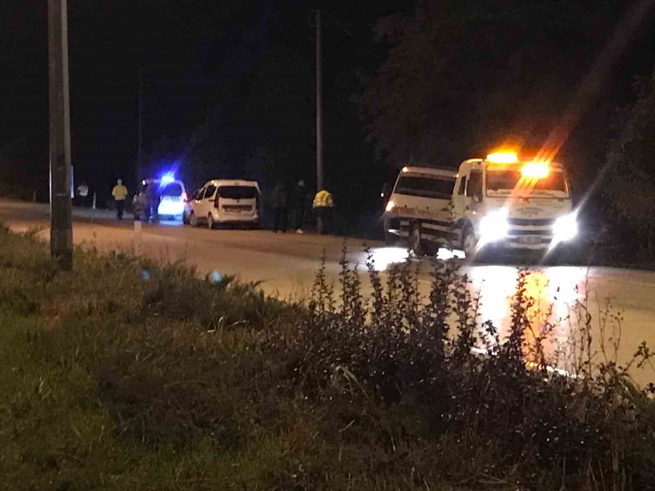 KONYA'NIN EREĞLİ İLÇESİNDE ARKASINDAN GELEN TIRIN TEMAS ETMESİYLE KONTROLDEN ÇIKAN OTOMOBİLİN...
