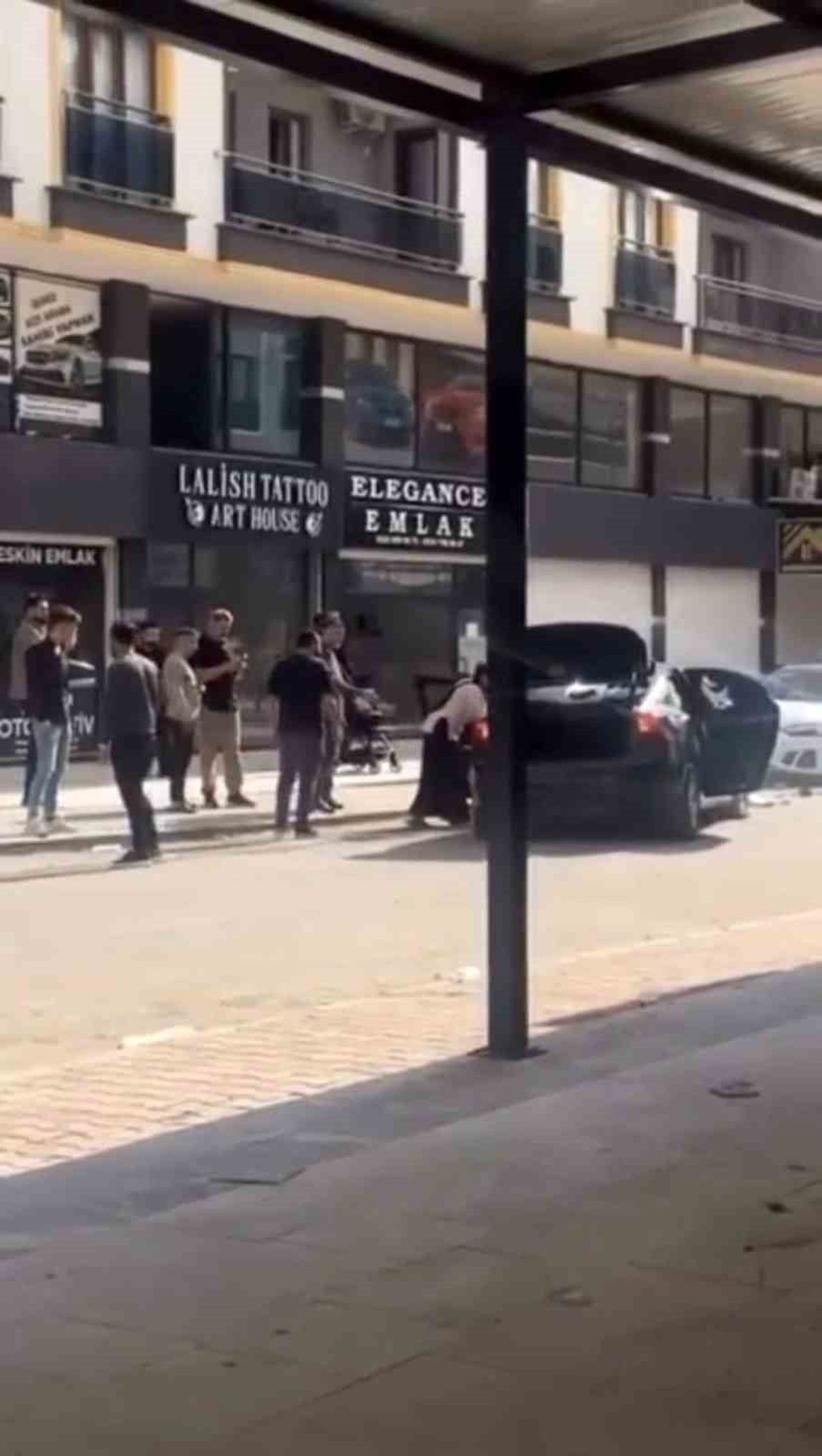 MARDİN'İN KIZILTEPE İLÇESİNDE İKİ GRUP ARASINDA ÇIKAN KAVGADA LÜKS OTOMOBİL HASAR GÖRDÜ.