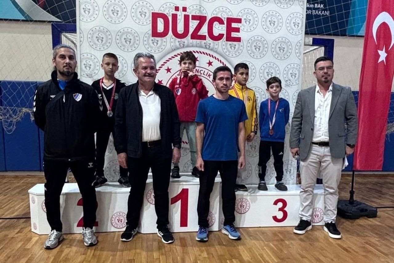 DÜZCE’DE DÜZENLENEN 29 EKİM CUMHURİYET BAYRAMI KARATE İL ŞAMPİYONASI’NA 5 KULÜPTEN 185 SPORCU...