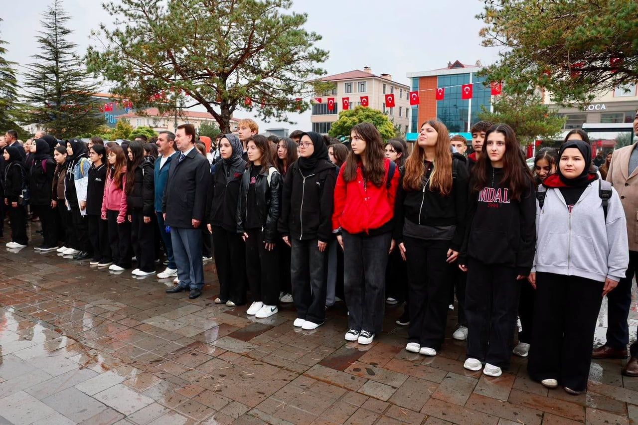 ERZİNCAN’DA 29 EKİM CUMHURİYET BAYRAMI İÇİN ÇELENK SUNMA TÖRENİ DÜZENLENDİ