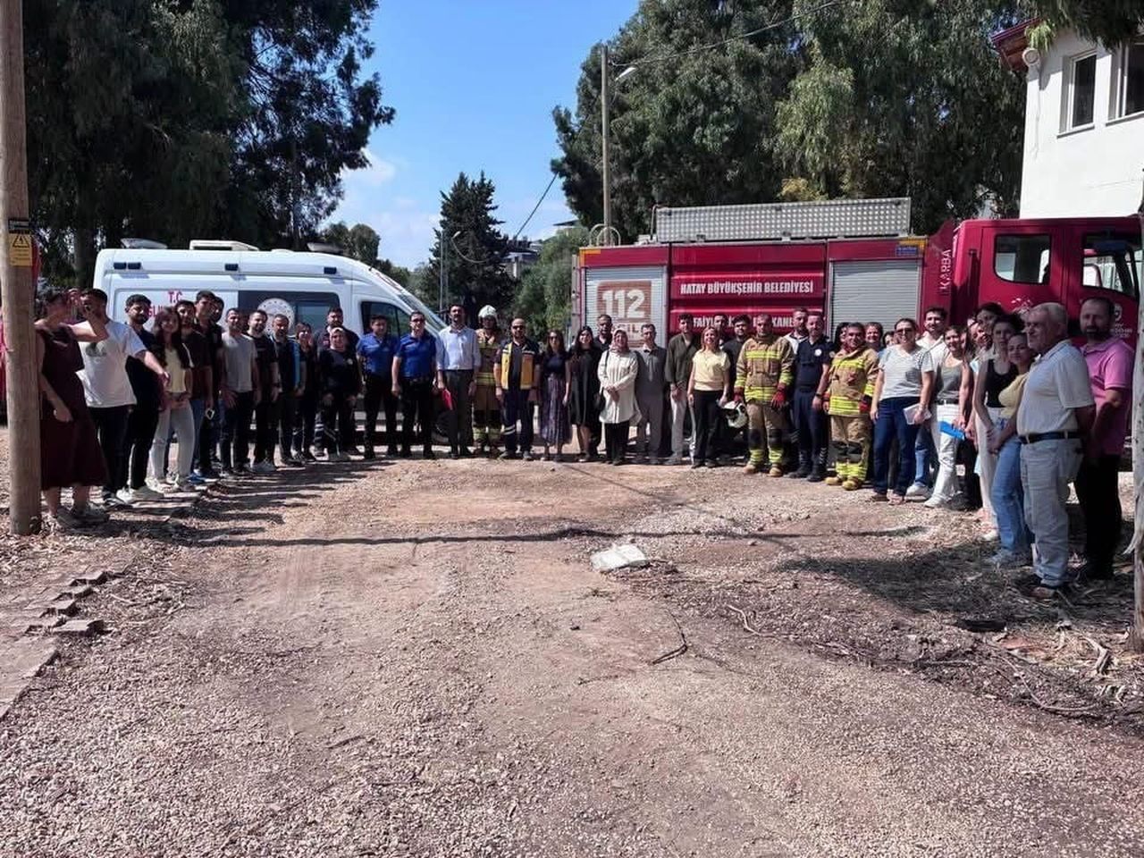DEFNE İLÇE SAĞLIK MÜDÜRLÜĞÜ’NDE DÜZENLENEN EĞİTİMDE YANGIN BİLGİSİ ANLATILIRKEN, ARDINDAN İLK...