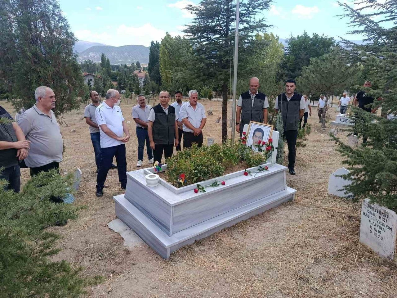 KÜTAHYA’DA ŞEHİT ORMAN İŞLETME ŞEFİ MURAT YILDIRIM, VEFATININ YIL DÖNÜMÜNDE DUALARLA...