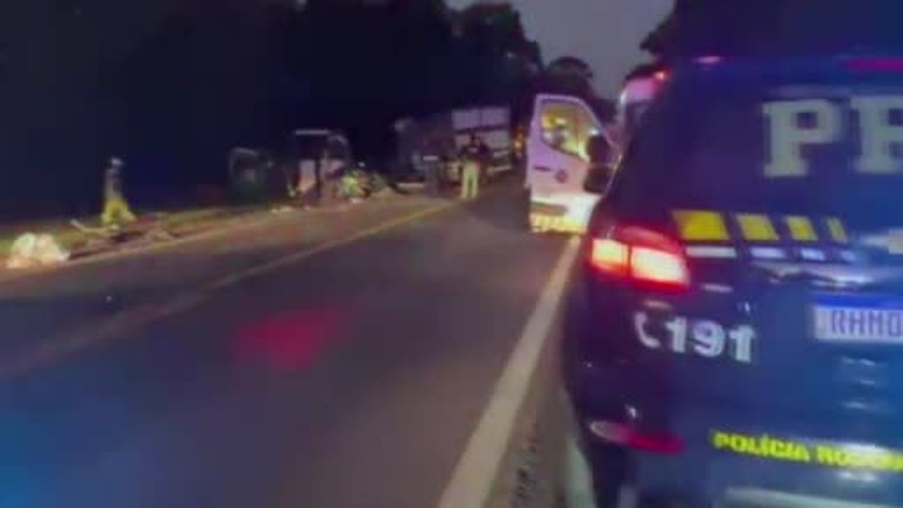 Brezilya'nın Parana eyaletinde bir minibüs ile kamyonun kafa kafaya çarpışması sonucu en az 23...