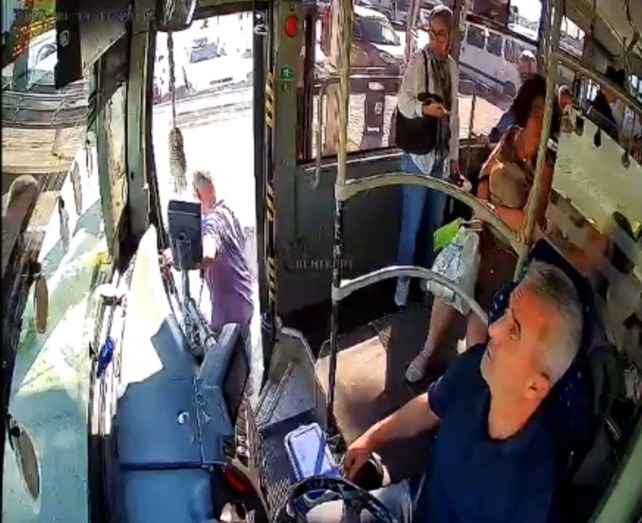 EDİRNE'DE ŞEHİR İÇİ MİNİBÜSÜNDE SEYAHAT EDEN GENÇ KIZ, ŞOFÖR TARAFINDAN HASTANEYE...