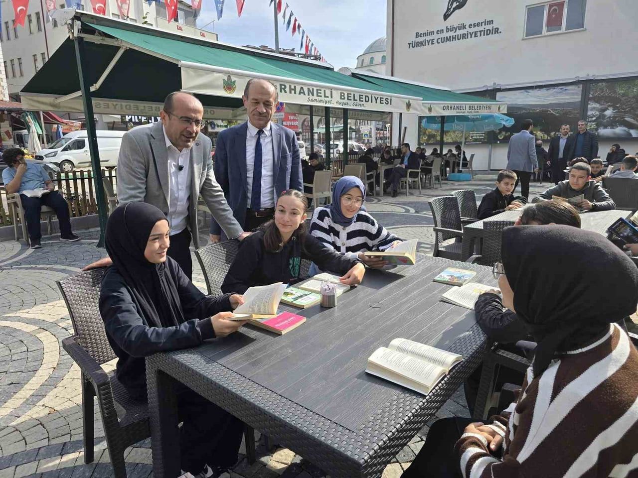 ORHANELİ MEYDAN KAFE ÇAY BAHÇESİNDE DÜZENLENEN KİTAP OKUMA ETKİNLİĞİNE ORHANELİ BELEDİYE BAŞKANI...