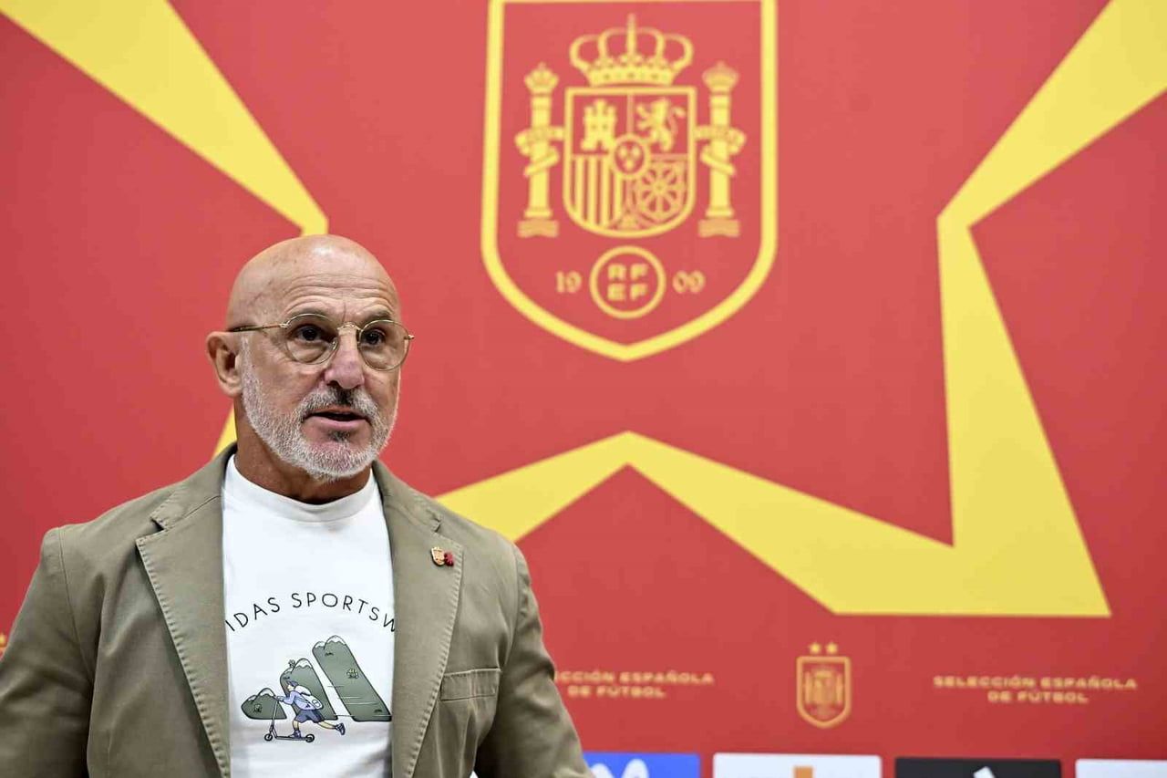 İSPANYA FUTBOL FEDERASYONU, TEKNİK DİREKTÖR LUİS DE LA FUENTE’NİN SÖZLEŞMESİNİN 2032 YILINA KADAR...