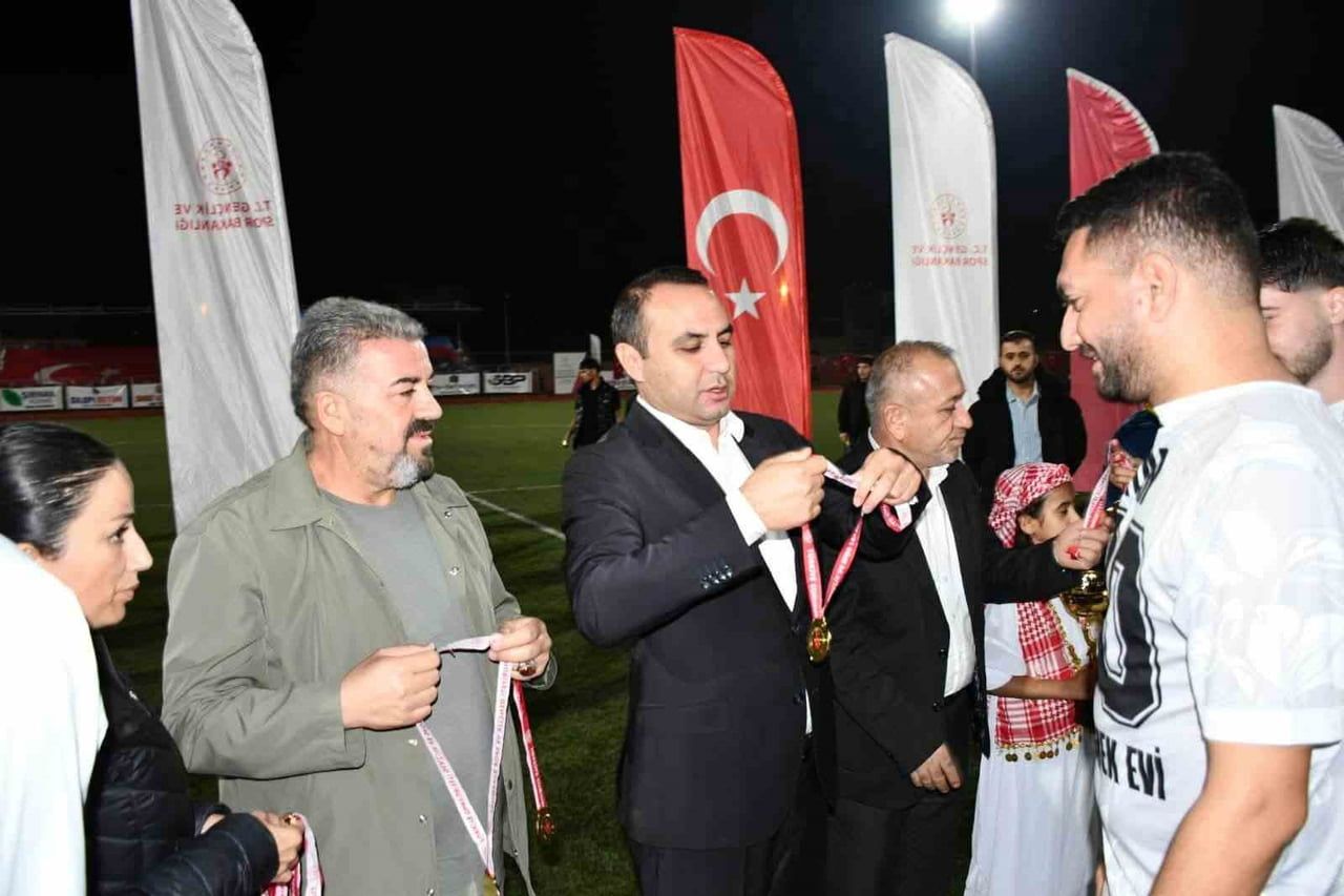 ŞIRNAK'IN SİLOPİ İLÇESİNDE CUMHURİYETİN 103. YILI NEDENİ İLE FUTBOL TURNUVASI...