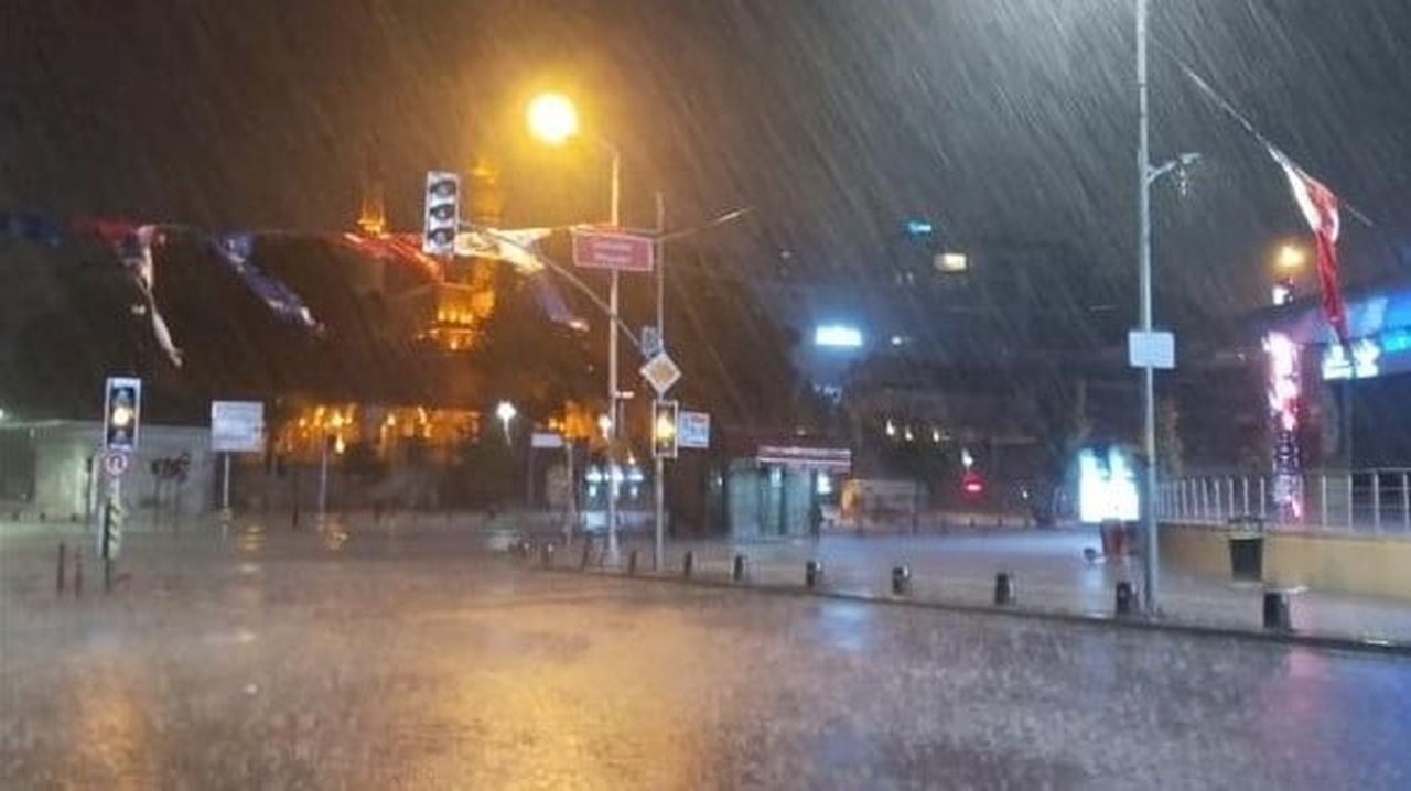 İSTANBUL'DA GECE SAATLERİNDE ANİDEN BASTIRAN SAĞANAK ETKİLİ OLDU