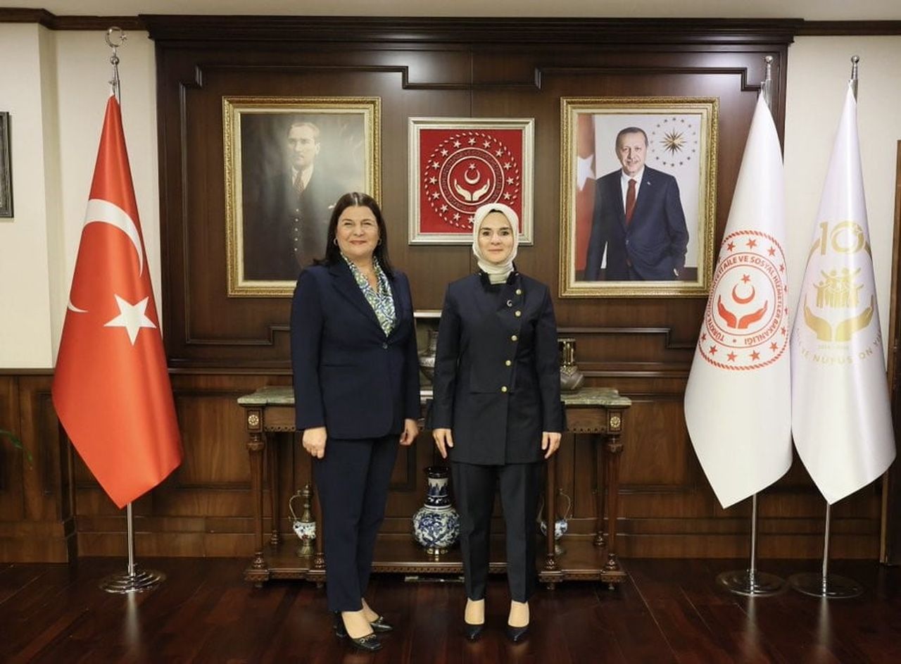 AİLE VE SOSYAL HİZMETLER BAKANI MAHİNUR ÖZDEMİR GÖKTAŞ, FOÇA BELEDİYE BAŞKANI SANİYE BORA FIÇI İLE...