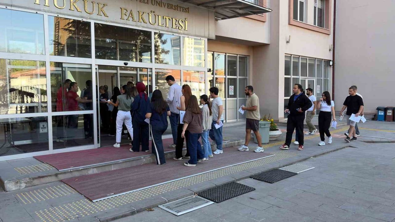 KAMU PERSONELİ SEÇME SINAVI (KPSS) LİSANS ALAN BİLGİSİ'NİN ÜÇÜNCÜ VE SON OTURUMU BAŞLADI. ADAYLAR...