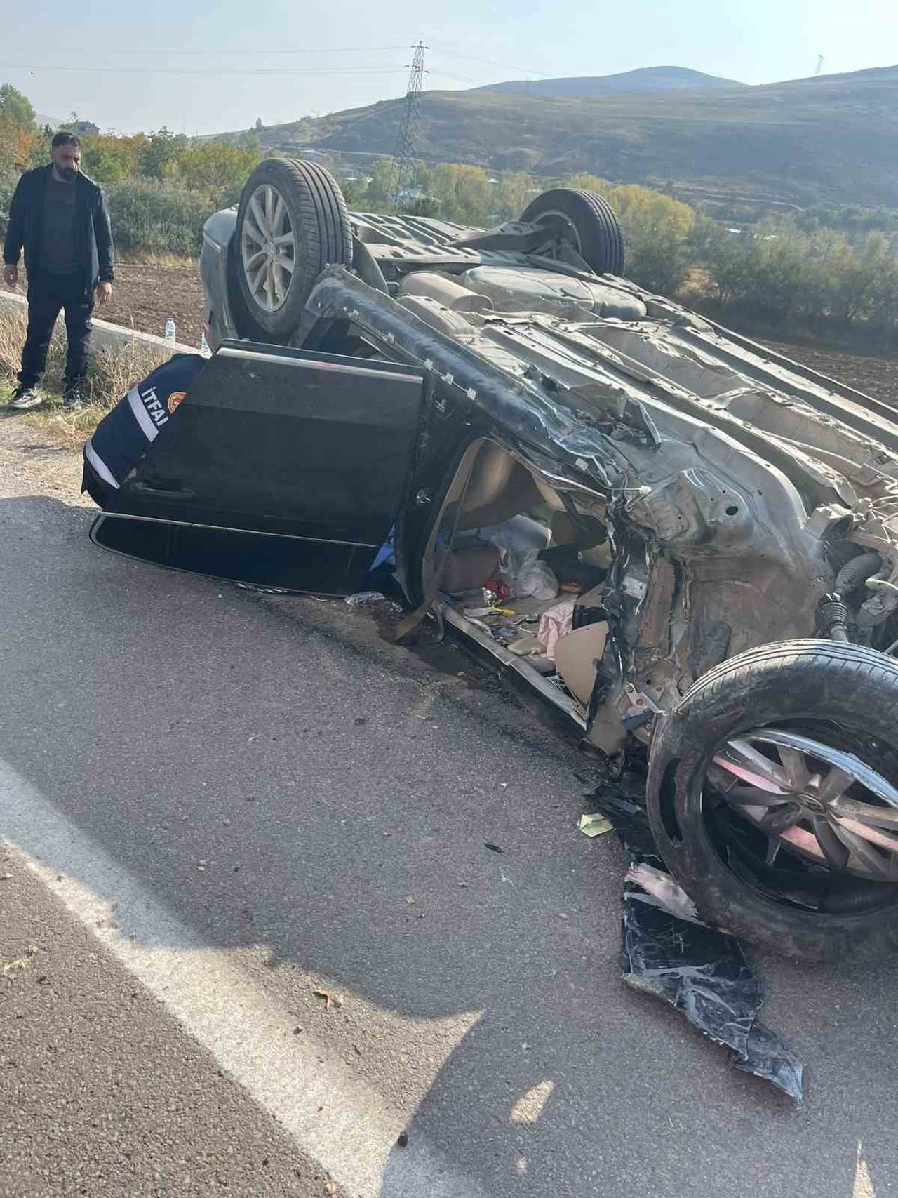 VAN'IN GEVAŞ İLÇESİNDE OTOMOBİLİN TAKLA ATMASI SONUCU MEYDANA GELEN TRAFİK KAZASINDA 2 KİŞİ...