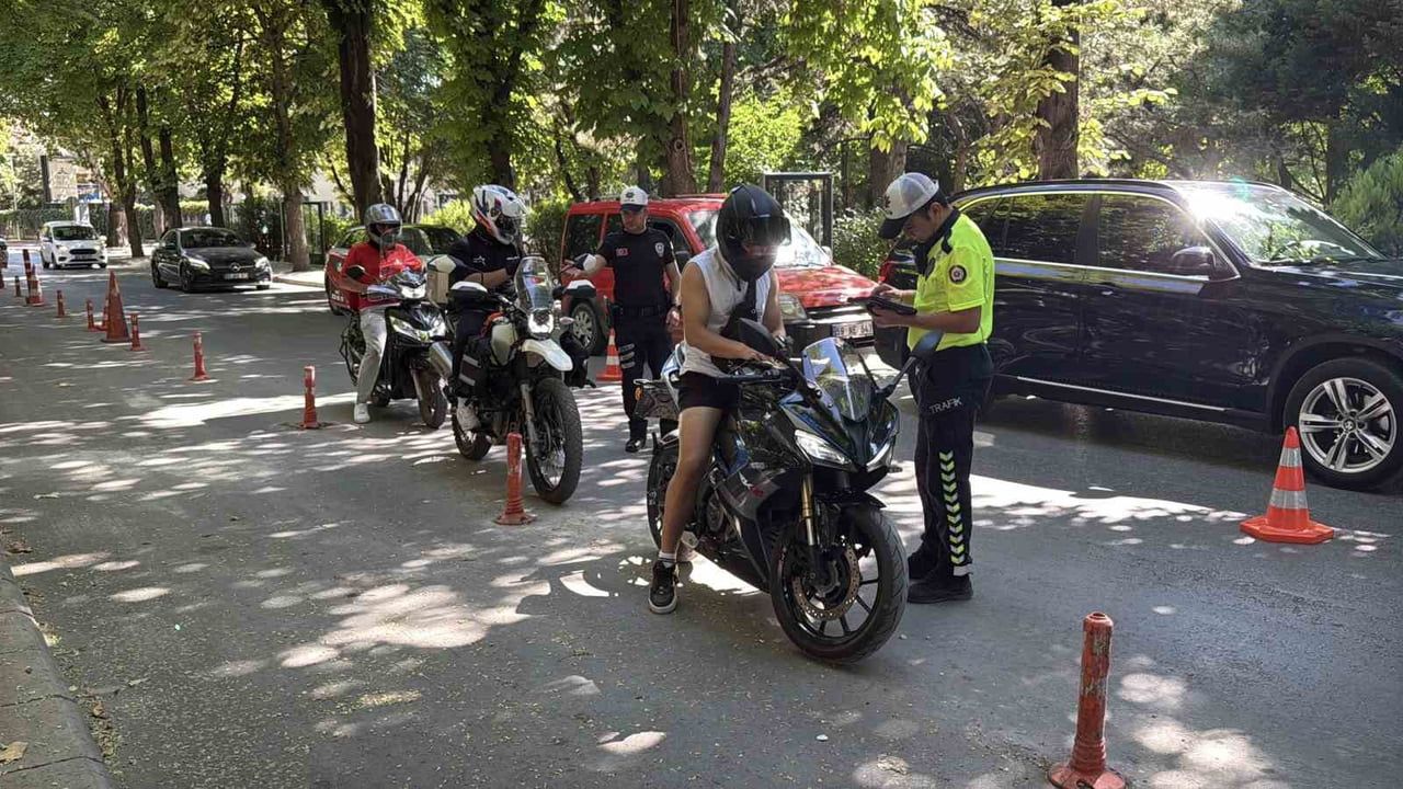 ESKİŞEHİR’DE POLİS EKİPLERİNCE DÜZENLENEN MOTOSİKLET DENETİMİNDE 350 ARAÇ KONTROL EDİLİRKEN, KURAL...