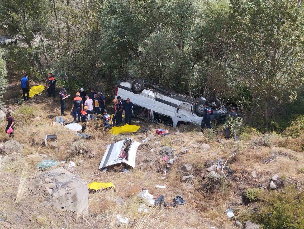 SİVAS'IN SUŞEHRİ İLÇESİNDE MEYDANA GELEN TRAFİK KAZASINDA YOLCU MİNİBÜSÜ ŞARAMPOLE UÇTU, İLK...