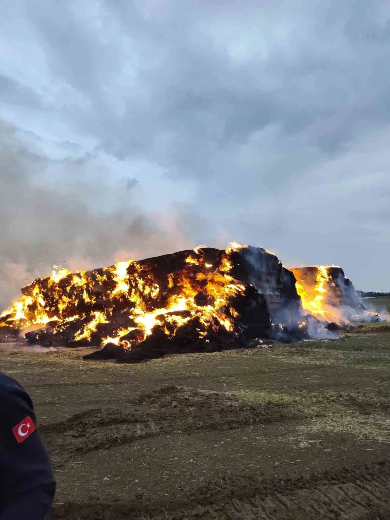 YOZGAT’IN SARIMBEY KÖYÜNDE SAMAN BALYALARI ALEV ALEV YANDI.