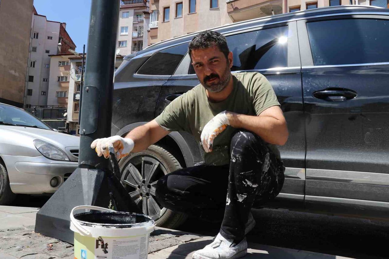 SİVAS’TA YAŞAYAN VE BOŞ ZAMANLARINDA BOYACILIK YAPAN ÜMİT ALPAN, BAKIMSIZLIĞI VE PASLI...