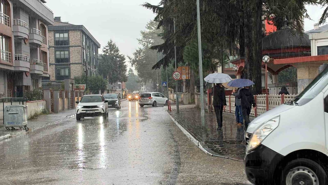 TÜRKİYE'NİN BİRÇOK KENTİNDE ETKİLİ OLAN SAĞANAKTA DÜZCE'NİN GÖLYAKA İLÇESİNDEKİ KARDÜZ YAYLASI'NA...