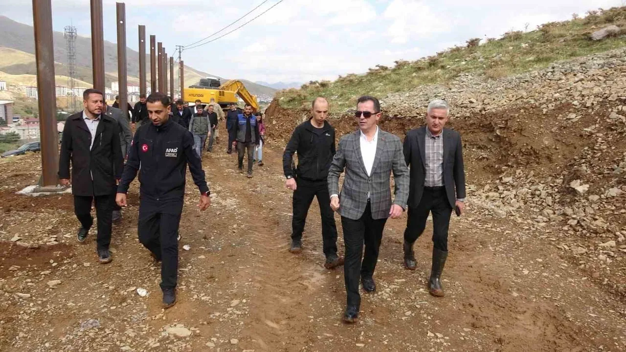 BİTLİS’İN GAZİBEY VE 8 AĞUSTOS MAHALLELERİNDE HER YIL YAŞANAN ÇIĞ TEHLİKESİNE KARŞI BAŞLATILAN ÇIĞ...