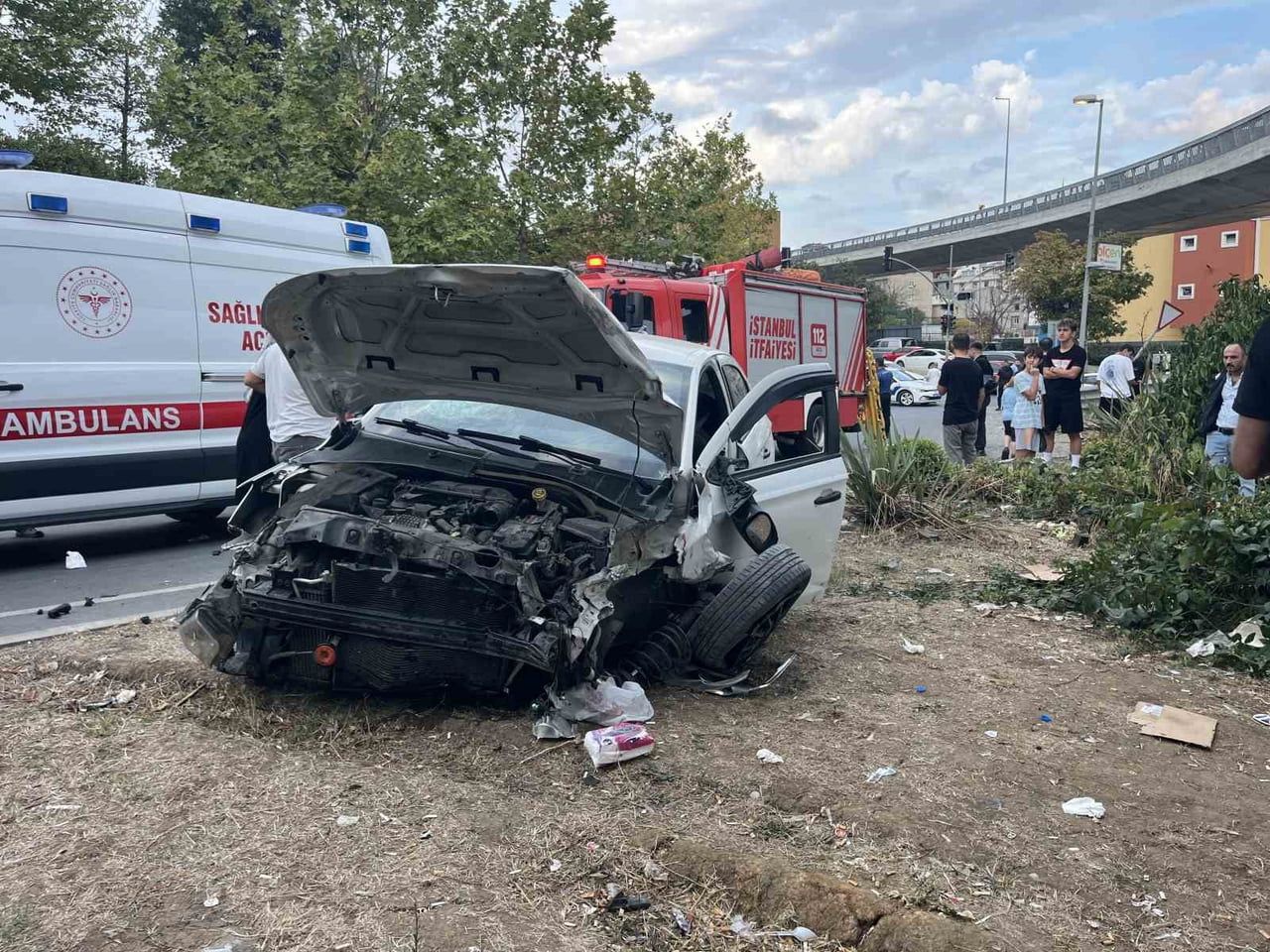 İSTANBUL KÜÇÜKÇEKMECE’DE YOLA ÇIKAN BİSİKLETLİYE ÇARPMAMAK İÇİN SÜRÜCÜNÜN DİREKSİYONU KIRMASI İLE...