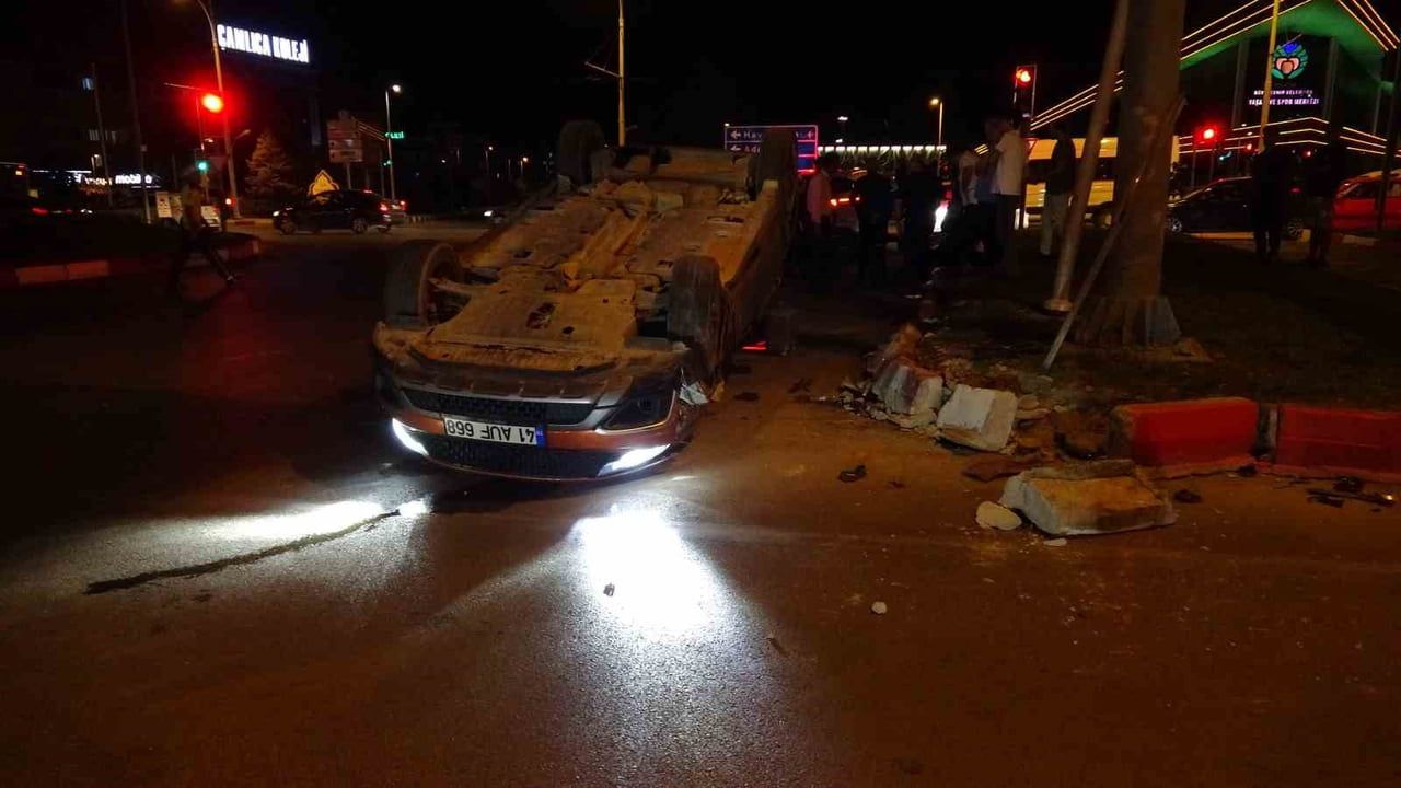 OTOMOBİLLE ÇARPIŞAN ARAÇ TERS DÖNDÜ: 2 YARALI