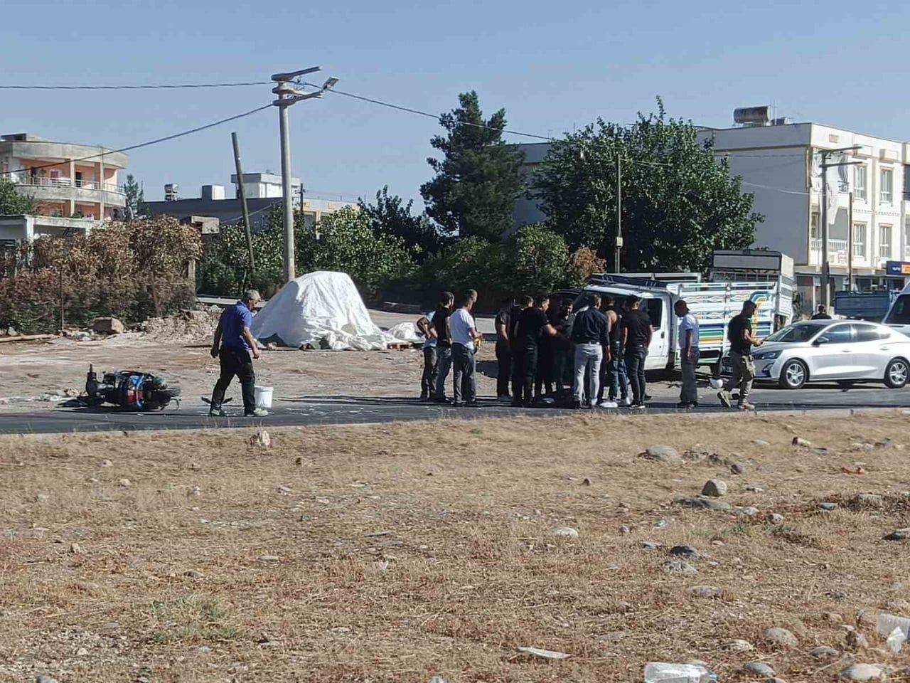 SİİRT-KURTALAN GİRİŞİNDE OTOMOBİL İLE MOTOSİKLETİN ÇARPIŞMASI SONUCU MEYDANA GELEN TRAFİK...