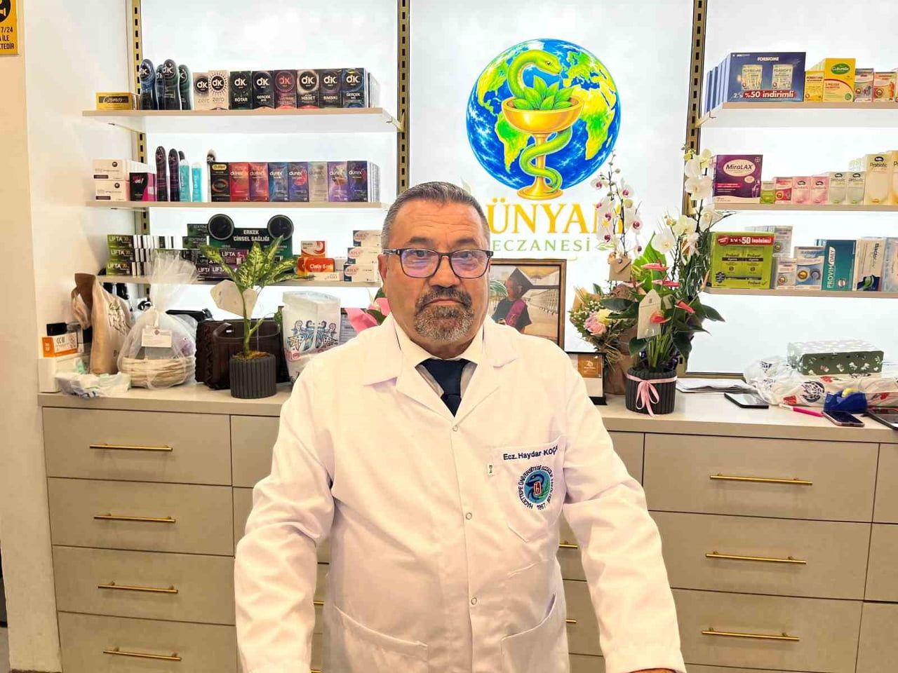 CÜBBESİNİ GİYEREK DİPLOMASINI TORUNUYLA BİRLİKTE ALAN KOÇAK, İZMİR KONAK'TA AÇTIĞI "DÜNYAM...