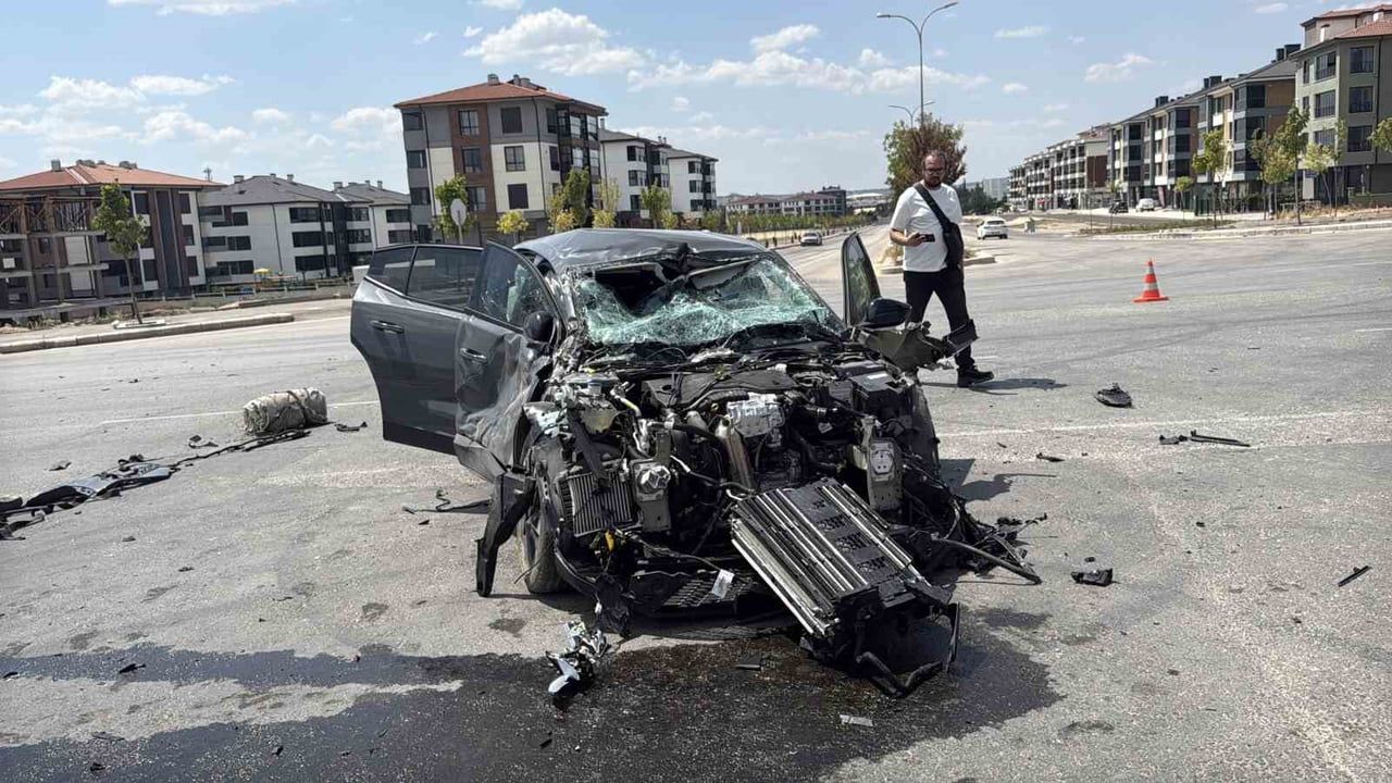 ESKİŞEHİR’DE TUĞLA YÜKLÜ TIRLA ÇARPIŞARAK ADETA HURDAYA DÖNEN OTOMOBİLİN KADIN SÜRÜCÜSÜ...