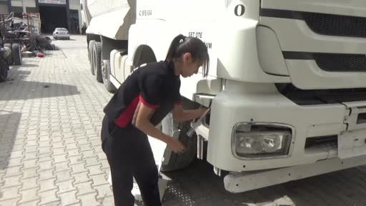 Babasını izleyerek büyüyen kız, kaportacılığı meslek edindi