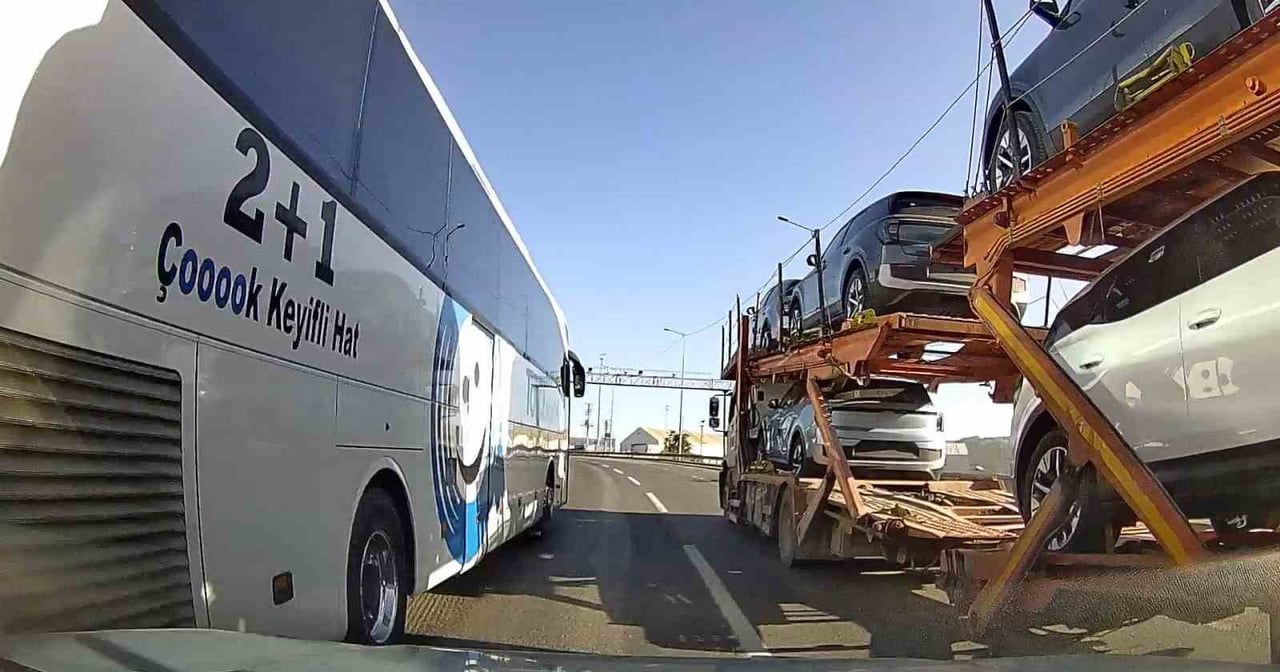 KOCAELİ’DE SEYİR HALİNDEKİ YOLCU OTOBÜSÜNÜN ŞERİT DEĞİŞTİRİRKEN BİR OTOMOBİLİ SIKIŞTIRDIĞI ANLAR...
