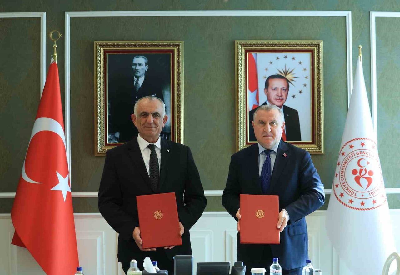 GENÇLİK VE SPOR BAKANI OSMAN AŞKIN BAK (SAĞDA) İLE KKTC MİLLİ EĞİTİM BAKANI NAZIM ÇAVUŞOĞLU...