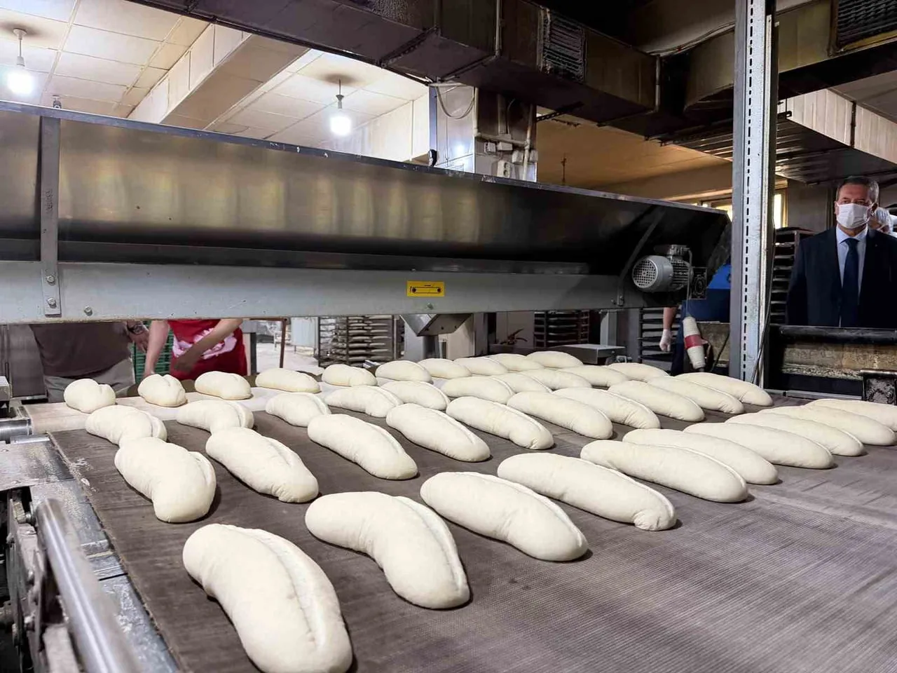 KARABÜK BELEDİYESİ HALK EKMEK FABRİKASI'NDA ÜRETİLEN EKMEK VE UNLU MAMULLER, HİJYEN KURALLARINA...