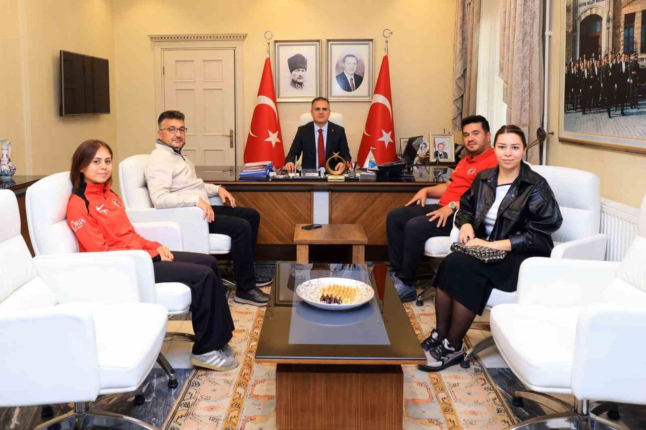 DÜNYA ŞAMPİYONU MUĞLALI MİLLİ OKÇU EMİRCAN HANEY, EŞİ HİLAL HANEY, MİLLİ OKÇU HAZAL BURUN VE MİLLİ...