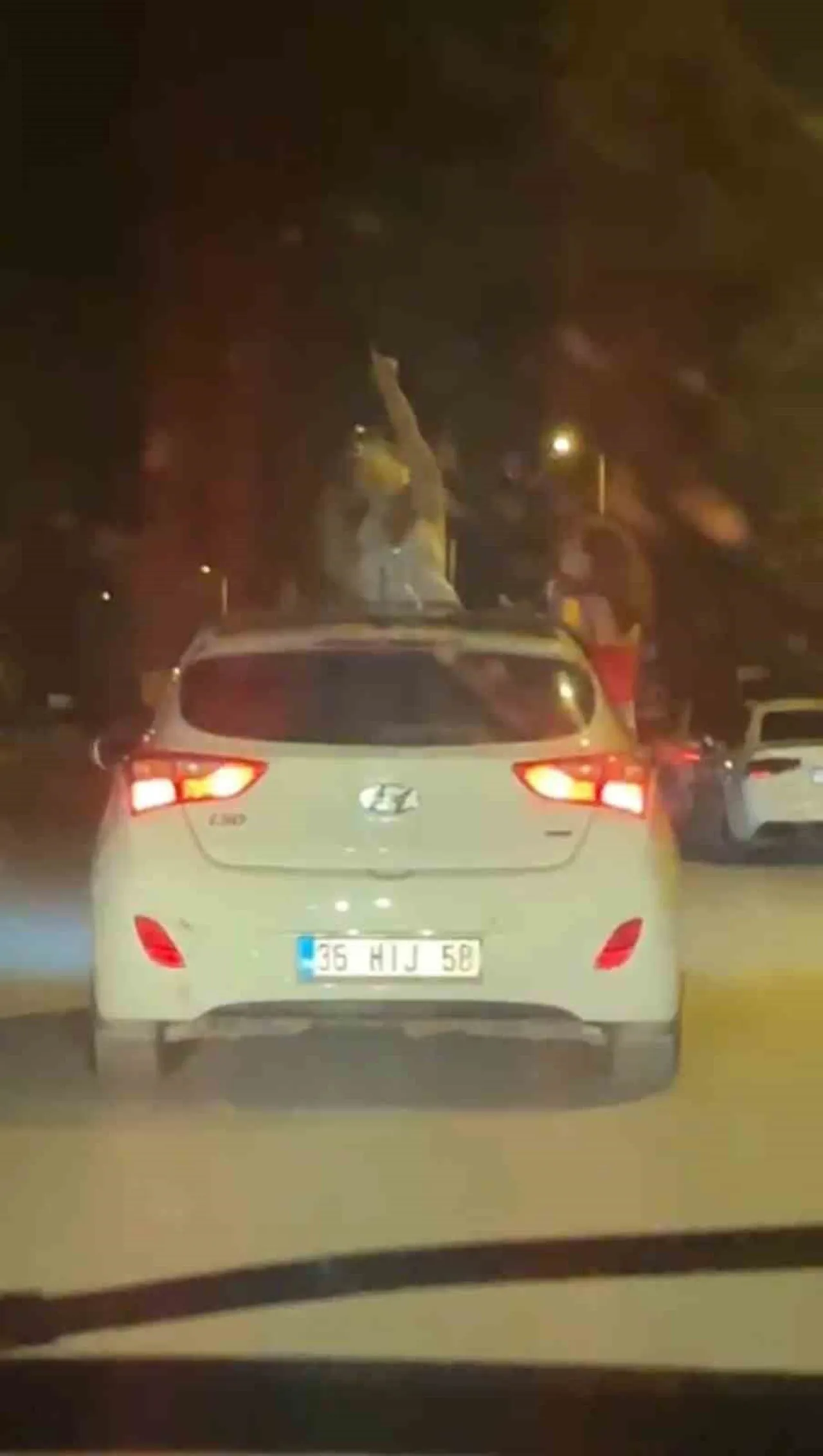 KARABÜK'TE SEYİR HALİNDEKİ OTOMOBİLİN TAVANINDAN VE CAMLARINDAN SARKARAK DANS EDEN KADINLARIN...