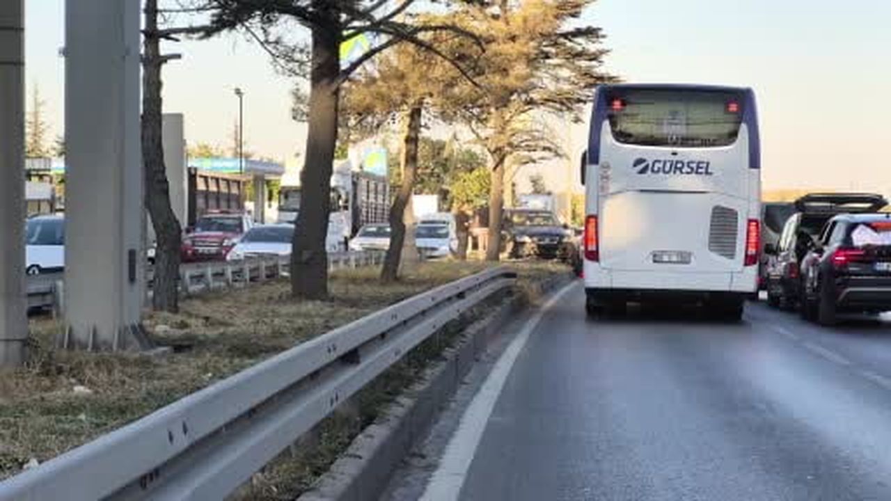 Eskişehir'de pikap araçla çarpışan otomobil orta refüje çıktı