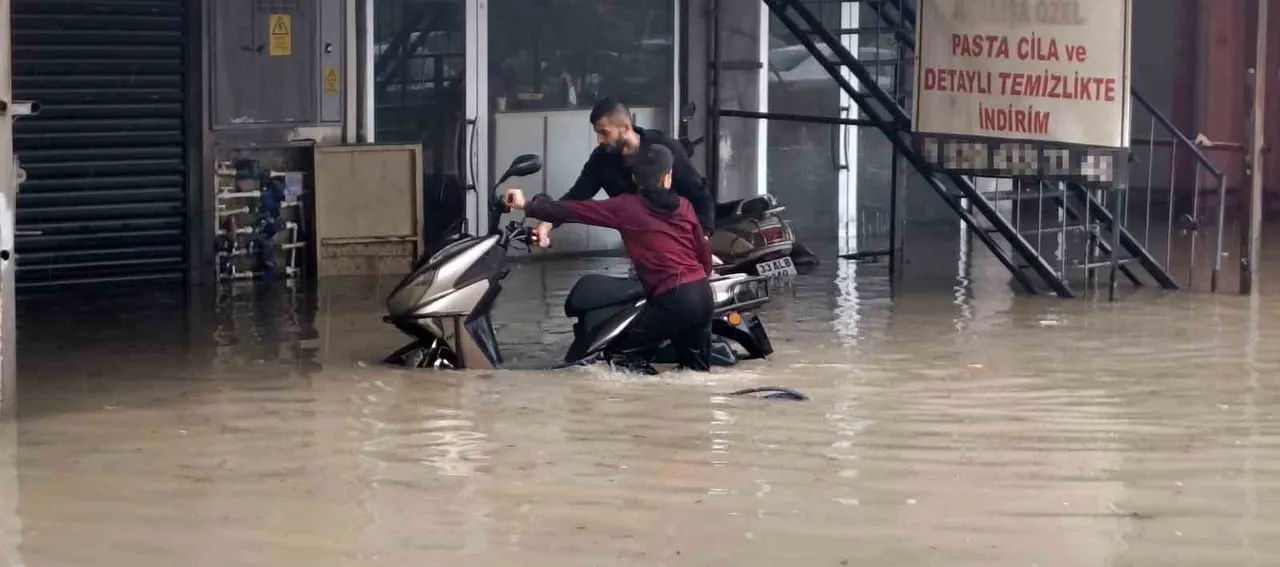 MERSİN’İN SİLİFKE İLÇESİNDE SABAH SAATLERİNDE ETKİLİ OLAN SAĞANAK YAĞIŞ SELE NEDEN...